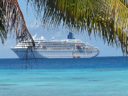 Die MS Amadea vor Rangiroa